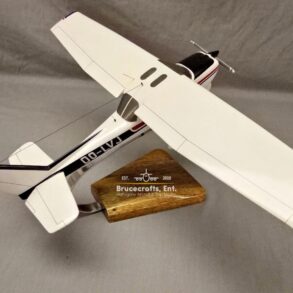 Model of Cessna 152 (OO-LVJ) with detailed craftsmanship.